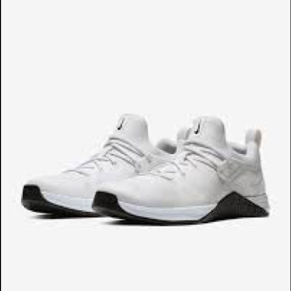 ❤️NWT Nike Nike Metcon Flyknit 3 Sneakers White/pl - Picture 2 of 6